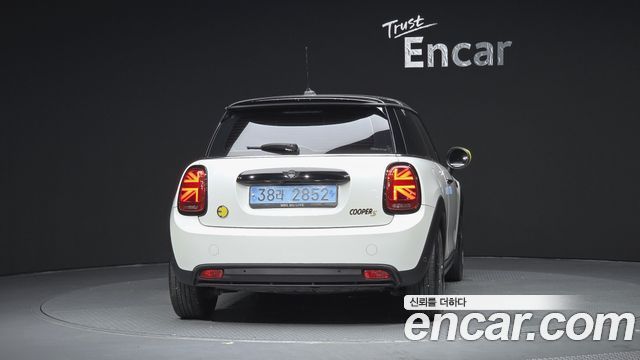 Mini Cooper SE Electric 3rd - фото 3