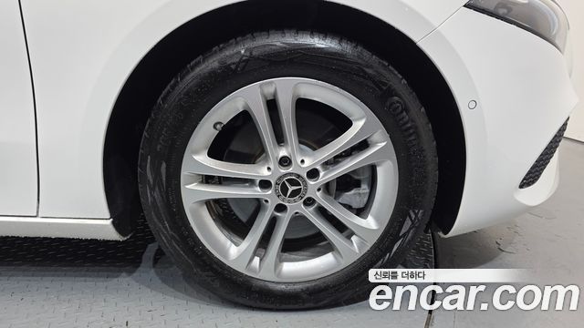 Mercedes-Benz A-Class W177 A220 Hatchback - фото 4