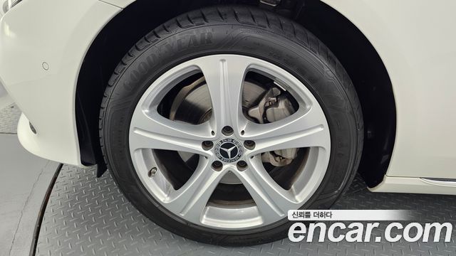 Mercedes-Benz E-Class W213 E220d Avantgarde - фото 3