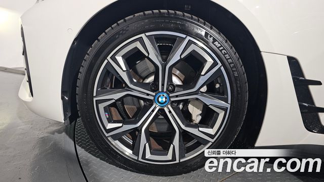 BMW i4 eDrive40 M Sports - фото 4
