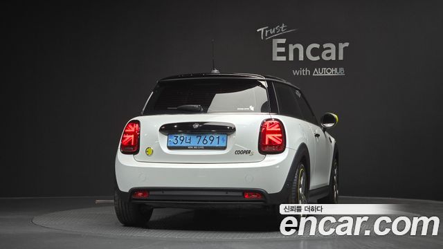 Mini Cooper SE Electric 3rd - фото 3
