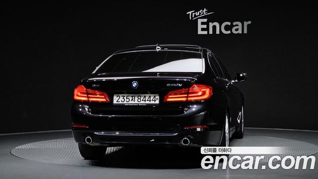 BMW 5-Series G30 520d Luxury Plus - фото 3