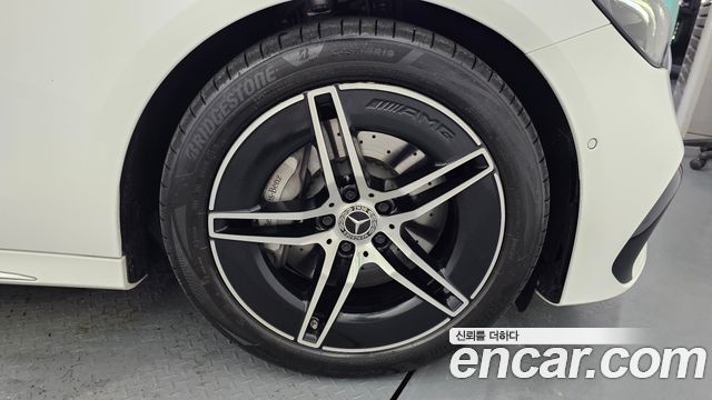 Mercedes-Benz E-Class W214 E200 AMG Line - фото 3
