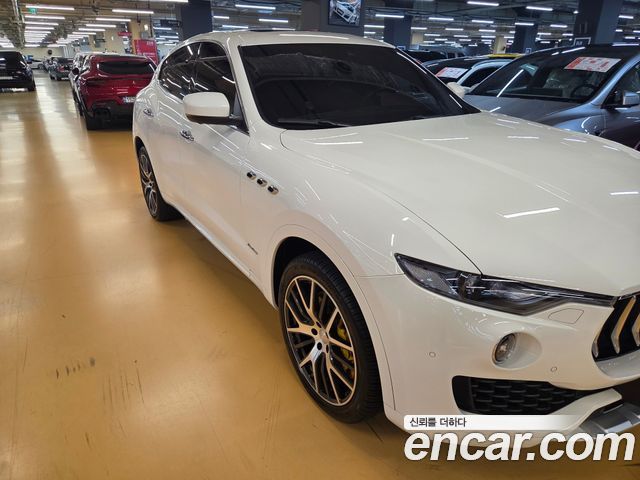 Maserati Levante 3.0 S AWD GranLusso - фото 1