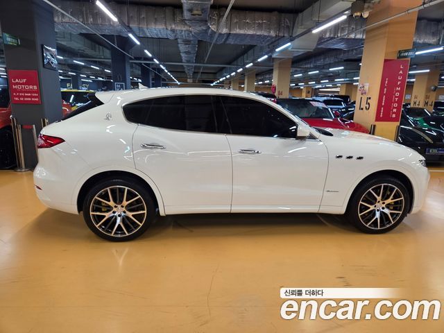 Maserati Levante 3.0 S AWD GranLusso - фото 3