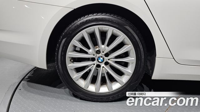 BMW 5-Series G30 530i xDrive Luxury Plus - фото 3