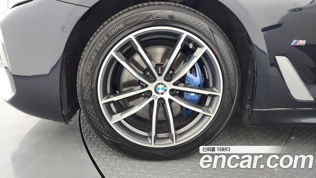 BMW 5-Series G30 523d M Sport - фото 4