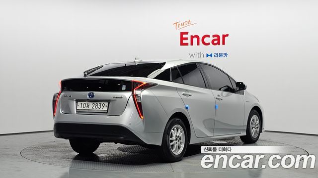 Toyota Prius 4-го поколения 1.8 E - фото 1