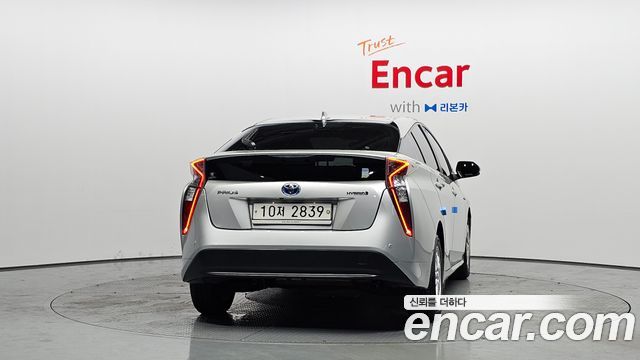 Toyota Prius 4-го поколения 1.8 E - фото 3