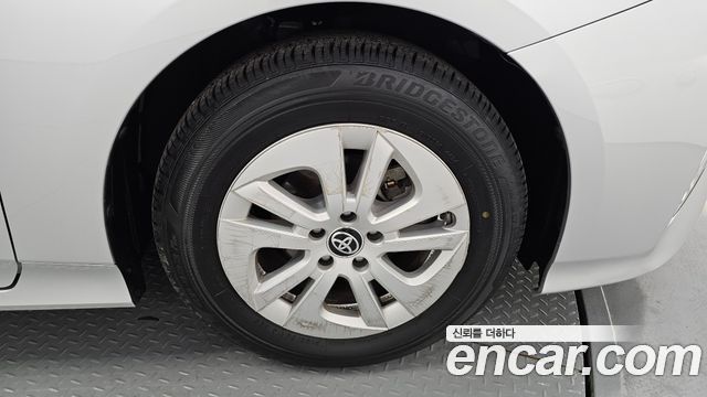 Toyota Prius 4-го поколения 1.8 E - фото 4