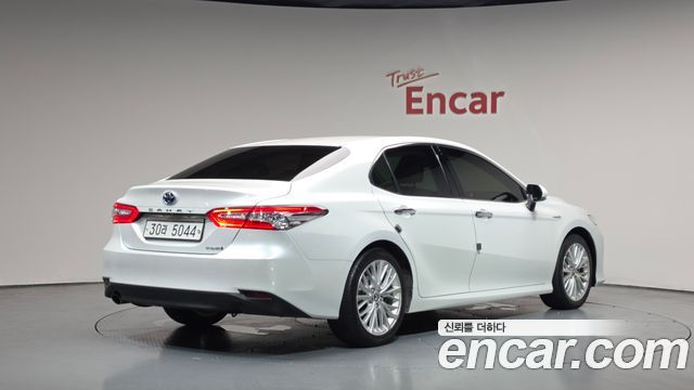 Toyota Camry XV70 2.5 XLE Hybrid - фото 0