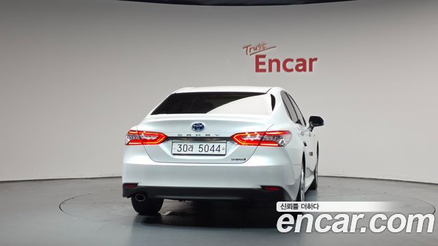 Toyota Camry XV70 2.5 XLE Hybrid - фото 2