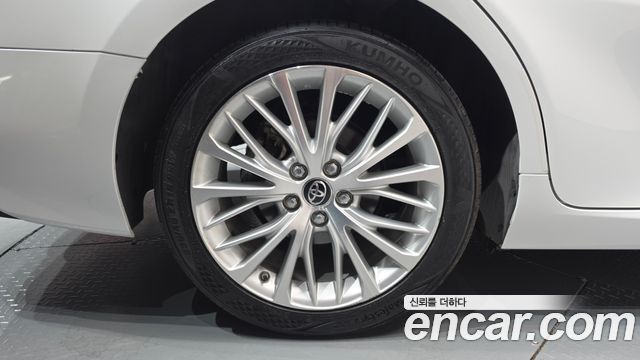 Toyota Camry XV70 2.5 XLE Hybrid - фото 3