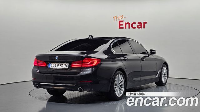 BMW 5-Series G30 530i Luxury Plus - фото 1