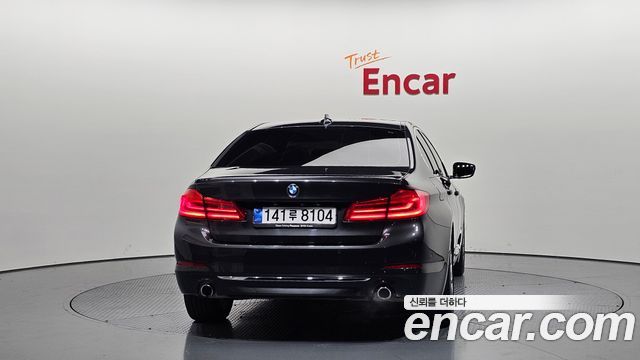BMW 5-Series G30 530i Luxury Plus - фото 3