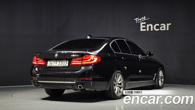 BMW 5-Series G30 530e Luxury - фото 1