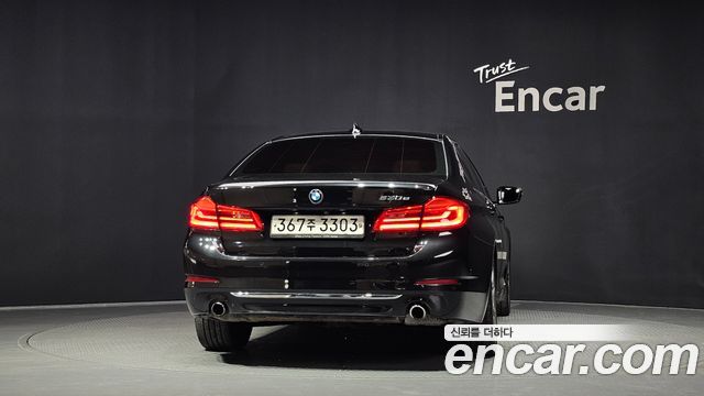 BMW 5-Series G30 530e Luxury - фото 3