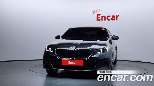 BMW 5-Series G60 550e xDrive M Sport Pro - фото 2