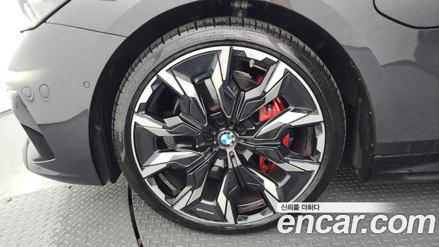 BMW 5-Series G60 550e xDrive M Sport Pro - фото 4