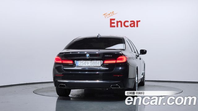 BMW 5-Series G30 520i Luxury - фото 3