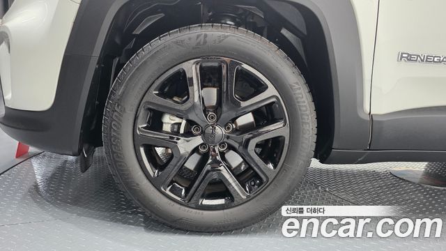 Jeep Renegade 1.3 Limited - фото 3