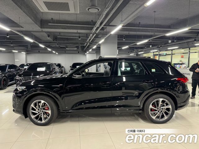 Audi Q5 40 TDI Quattro S Line Black Edition - фото 1