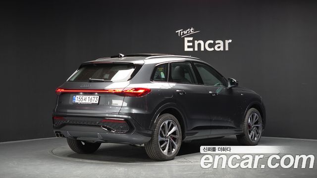 Audi Q5 40 TDI Quattro S Line Black Edition - фото 1