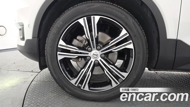 Volvo XC40 B4 Inscription - фото 4