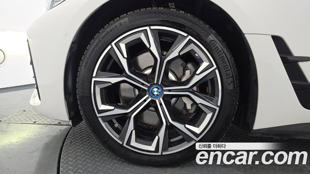 BMW i4 eDrive40 M Sports - фото 4