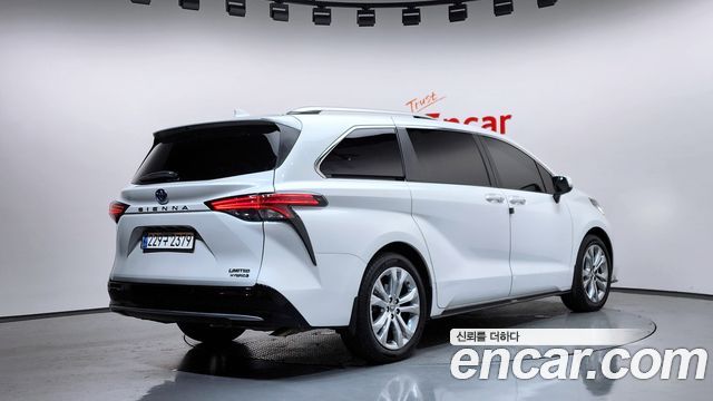 Toyota Sienna 4-го поколения 2.5 Hybrid 2WD - фото 1