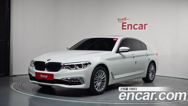 BMW 5-Series G30 520i Luxury - фото 0