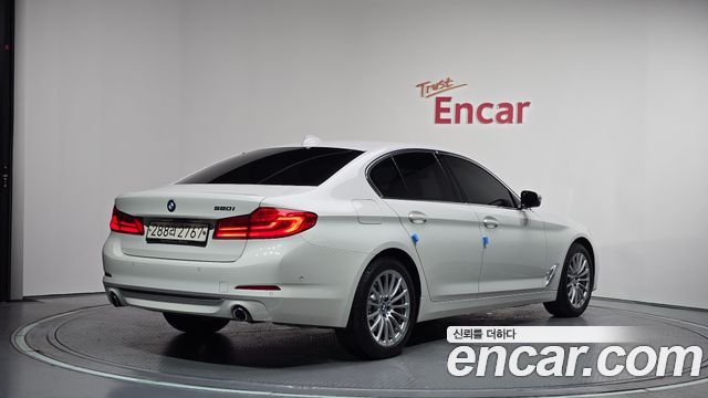 BMW 5-Series G30 520i Luxury - фото 1