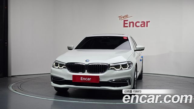 BMW 5-Series G30 520i Luxury - фото 2