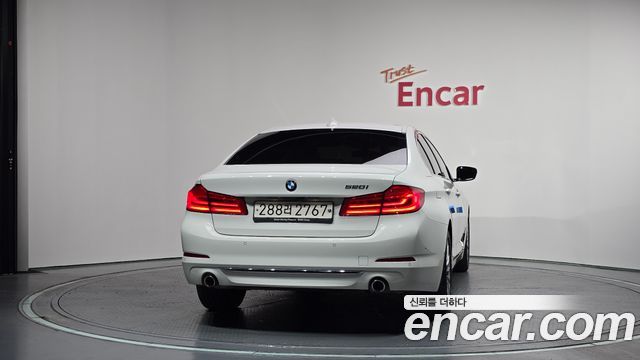 BMW 5-Series G30 520i Luxury - фото 3