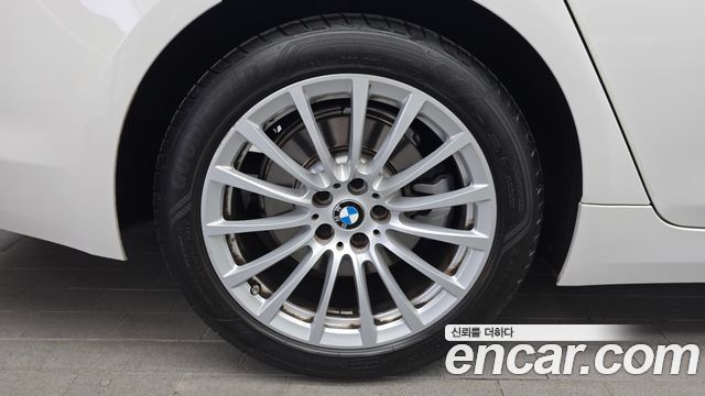 BMW 5-Series G30 520i Luxury - фото 4