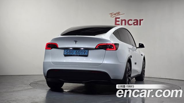 Tesla Model Y RWD - фото 2