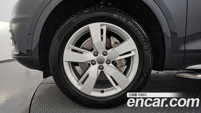 Audi Q5 FY 45 TFSI Quattro Premium - фото 4