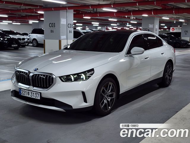 BMW 5-Series G60 520i - фото 0