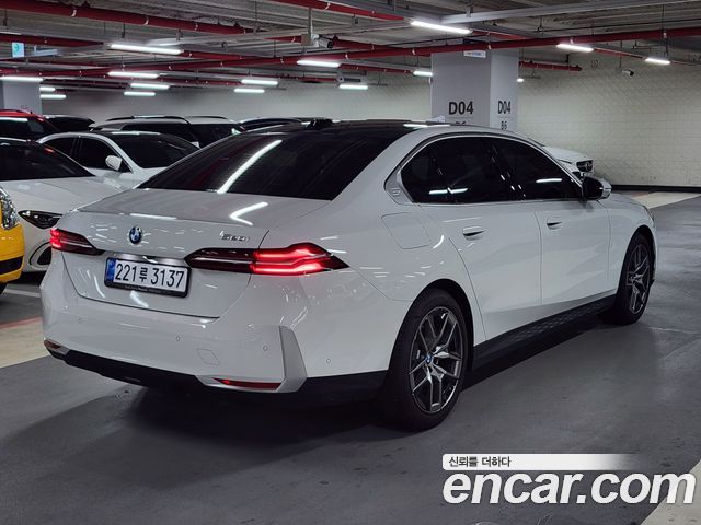 BMW 5-Series G60 520i - фото 1