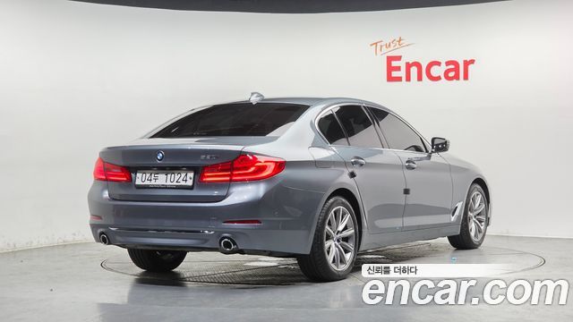 BMW 5-Series G30 520i Luxury - фото 1