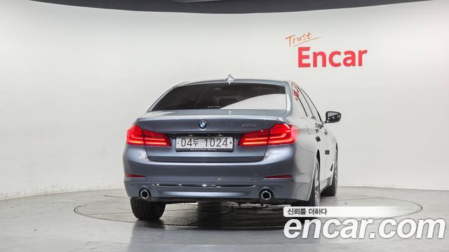 BMW 5-Series G30 520i Luxury - фото 3
