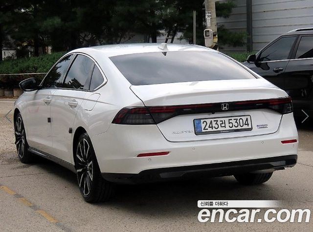 Honda Accord 11-го поколения 2.0 Hybrid Touring - фото 2