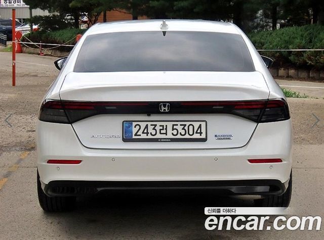 Honda Accord 11-го поколения 2.0 Hybrid Touring - фото 3