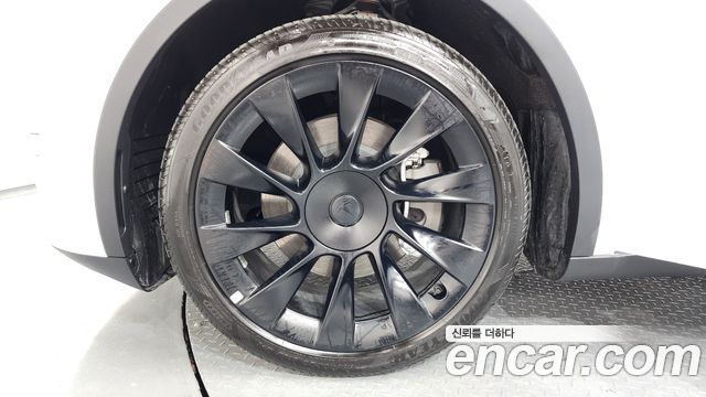 Tesla Model Y RWD - фото 4