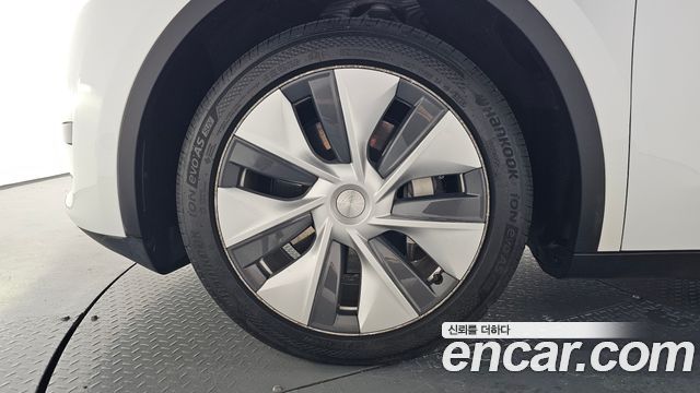 Tesla Model Y RWD - фото 3