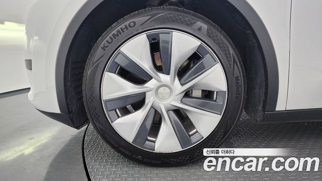 Tesla Model Y RWD - фото 4