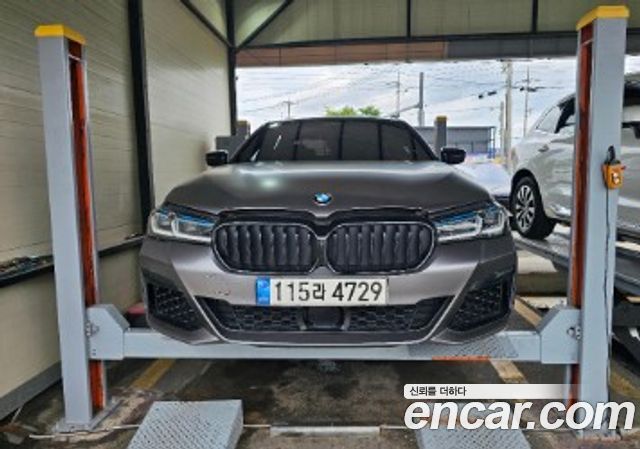 BMW 5-Series G30 M550i xDrive - фото 0