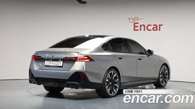 BMW 5-Series G60 550e xDrive M Sport Pro - фото 0