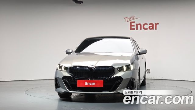 BMW 5-Series G60 550e xDrive M Sport Pro - фото 1