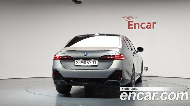 BMW 5-Series G60 550e xDrive M Sport Pro - фото 2